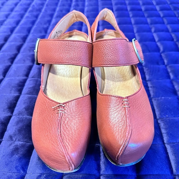 Fluevog Prepare Guide Platform Mary Jane Heel in Tomato 🍅 - Picture 6 of 16